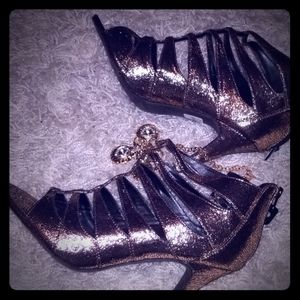 Nwt gold metallic heals